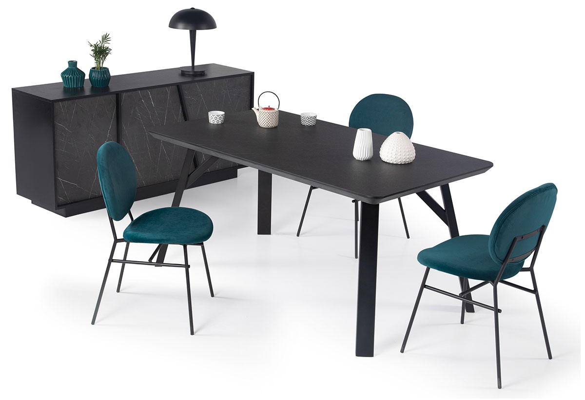 Απεικονίζεται το τραπέζι μαζί με 3 μπλε καρέκλες